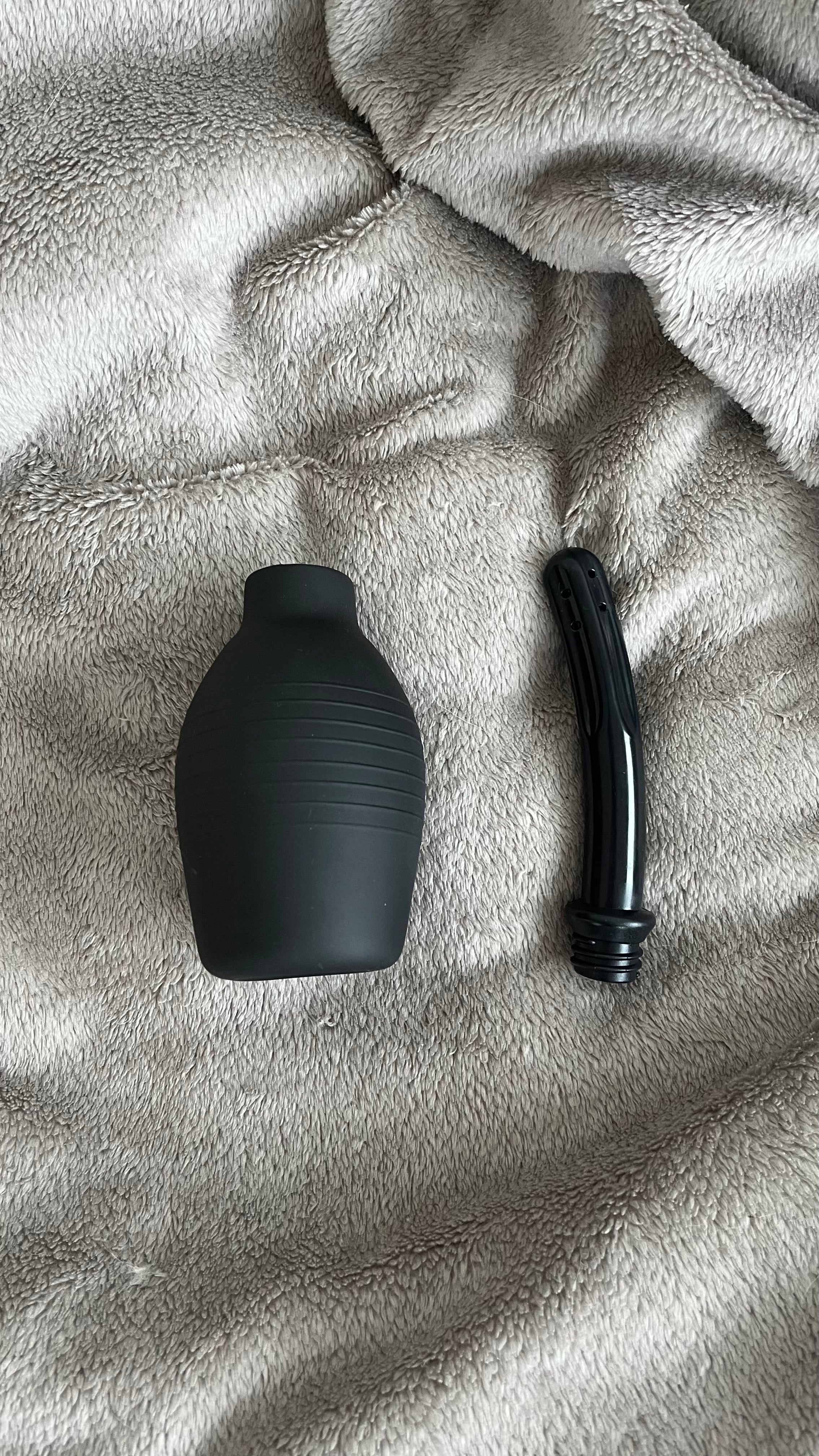 Intimdusche für Liebespuppen mit abgenommener Düse im ÆmberaDolls Shop Showroom