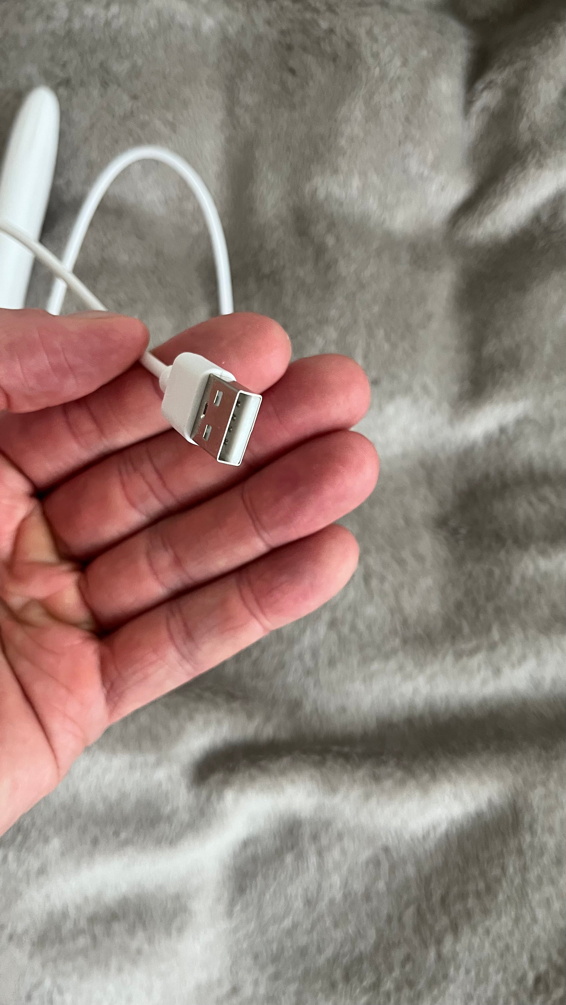 Ansicht der USB-Ladekabels für das Heizgerät für Sex Toys im ÆmberaDolls Shop für High-End Liebespuppen